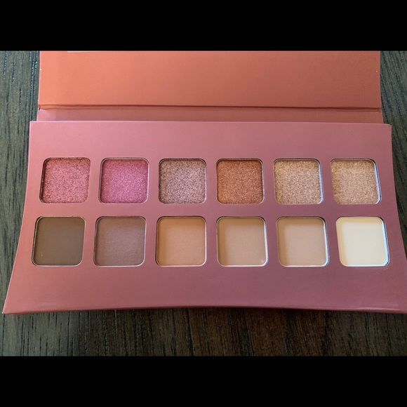 Eyeshadow - Picture 3 of 3